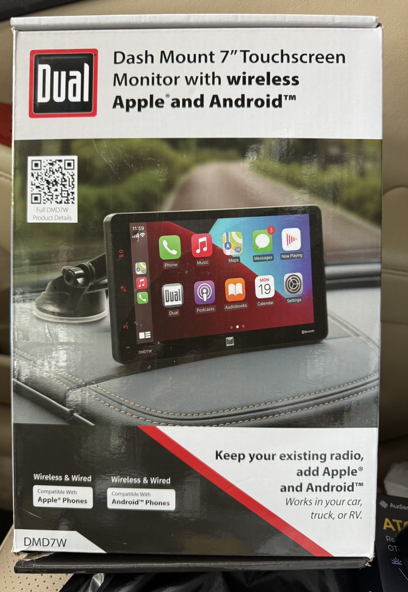 Dual Dash Mount 7" Touchscreen Monitor with wireless Apple and Androidâ„¢