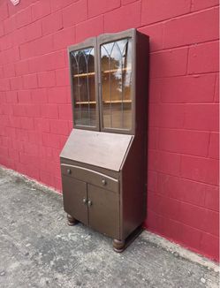 Beautiful secretary desk sturdy and stable, no key available