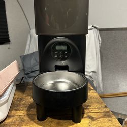 Pet feeder