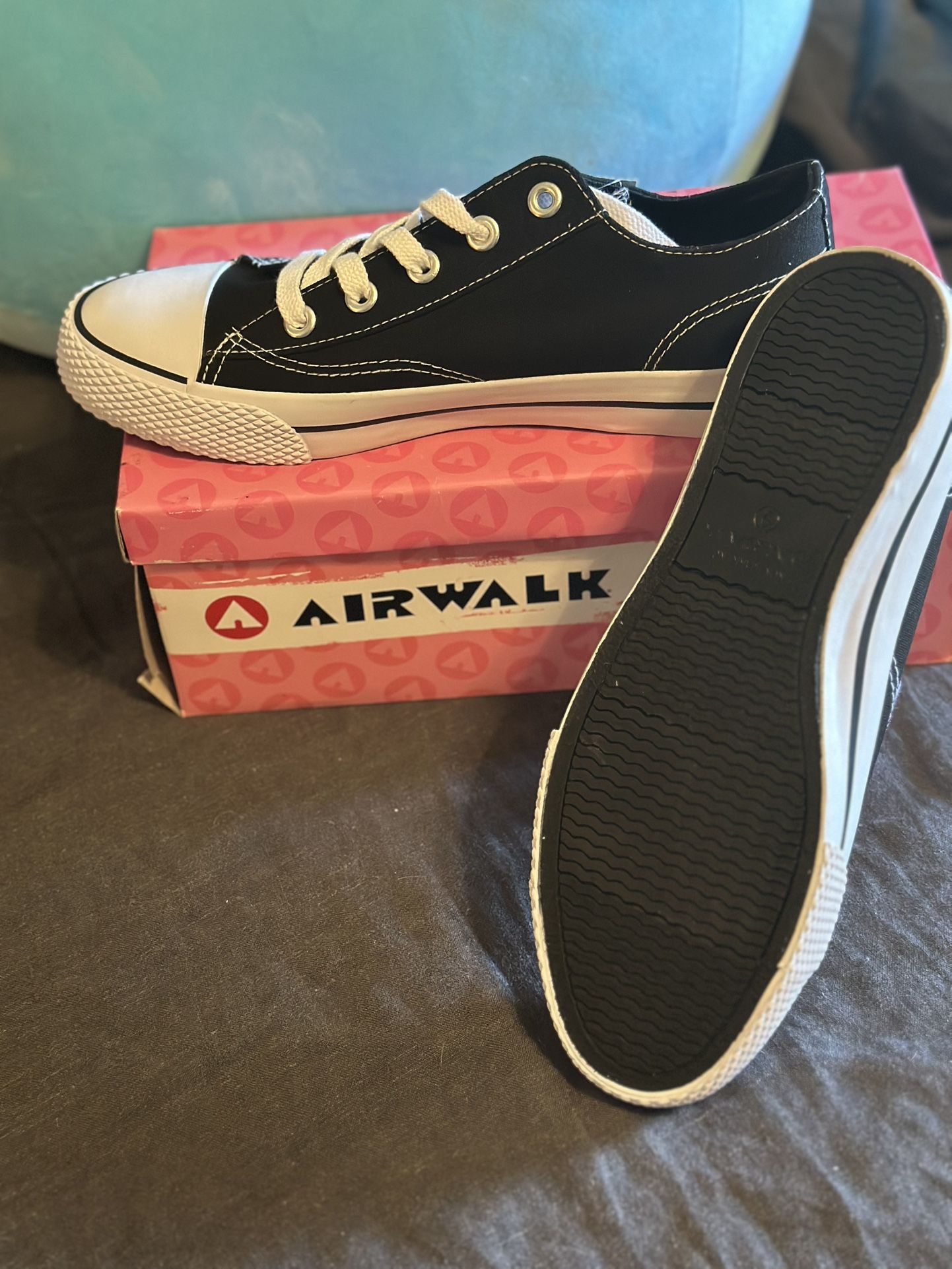 Air walk gym shoe black size 9