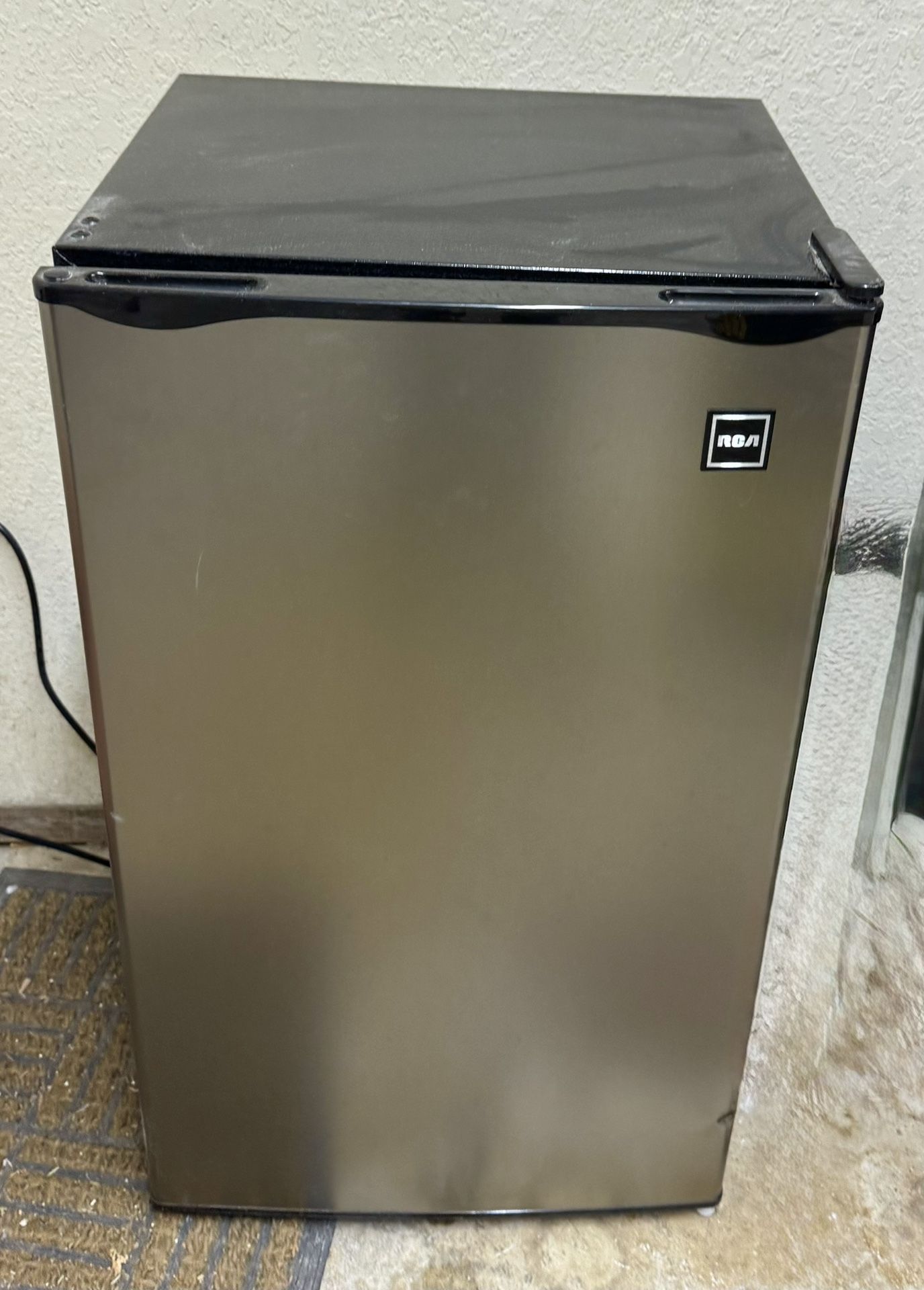 RCA 3.2 cu. ft. Mini From Fridge refrigerator / freezer,