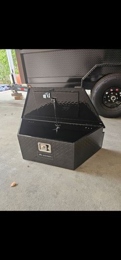 BRAND NEW TONGHE TRAILER TOOL BOX ALUMINUM DIAMOND COLOR BLACK 39" COMES SET KEYS IF SOMEBODY INTERESTED PLEASE TEXT ME ANY TIME HABLO ESPAÑOL THANKS
