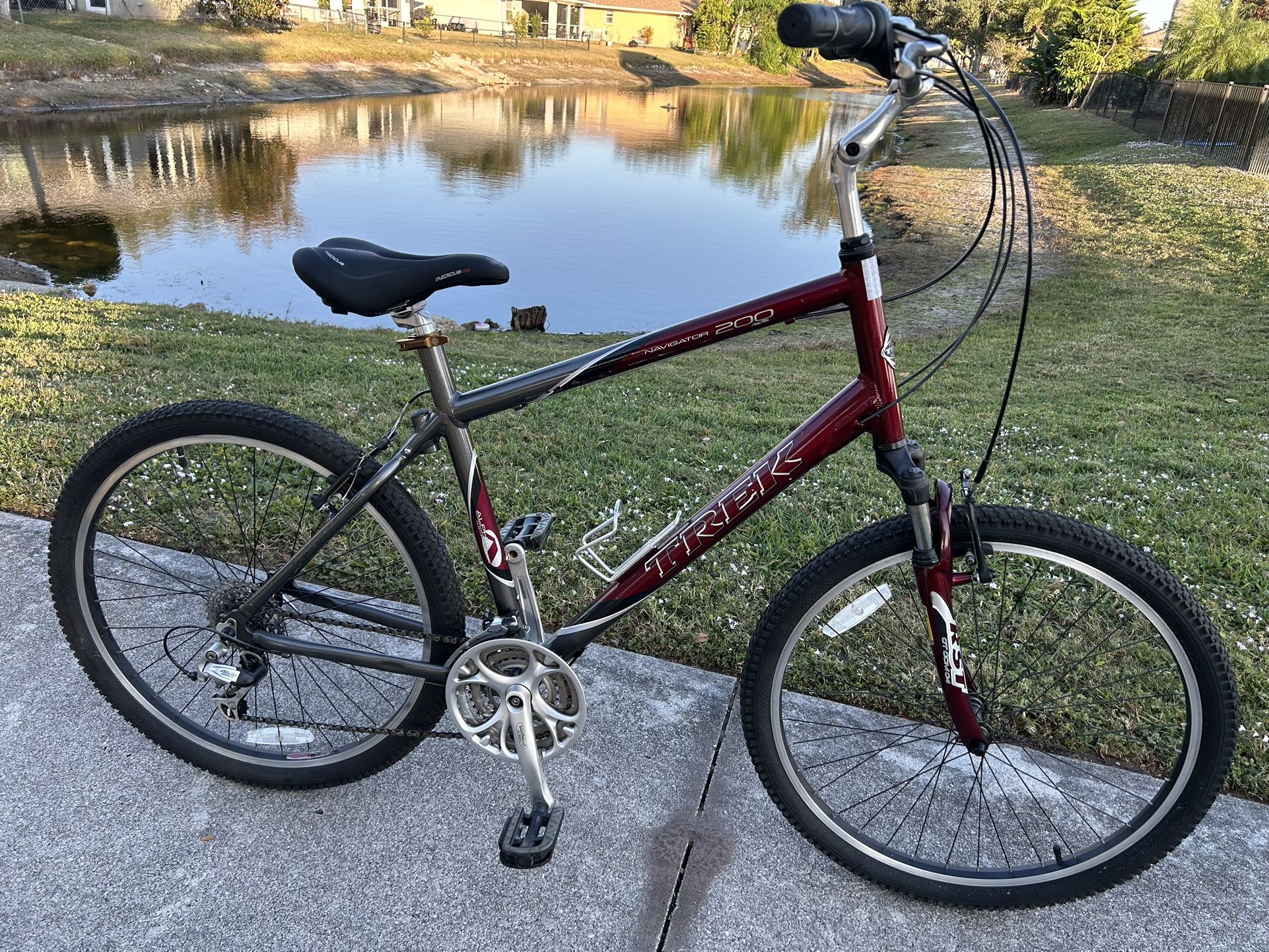 Trek Navigator 2.0 Hybrid Large Frame Bicycle SERVICED