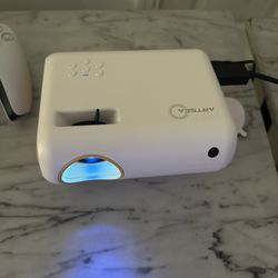 Projector and white screen EXCELLENT CONDITION