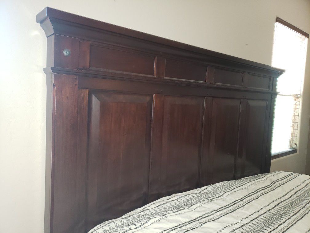 **NEW SOLID MOHAGANY BED AND DRESSER**