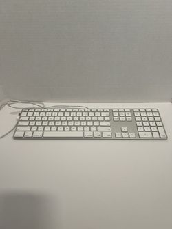 Full Size Apple Keyboard With Proprietary USB