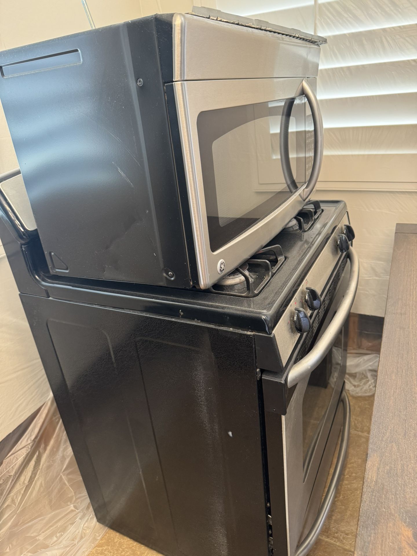 GE Stainless Steel Gas stove & Microwave For Sale !!