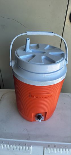 Rubbermaid cooler / drink dispenser