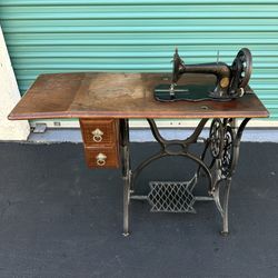 Late 1800s Antique Treadle Singer Sewing Machine With Cabinet