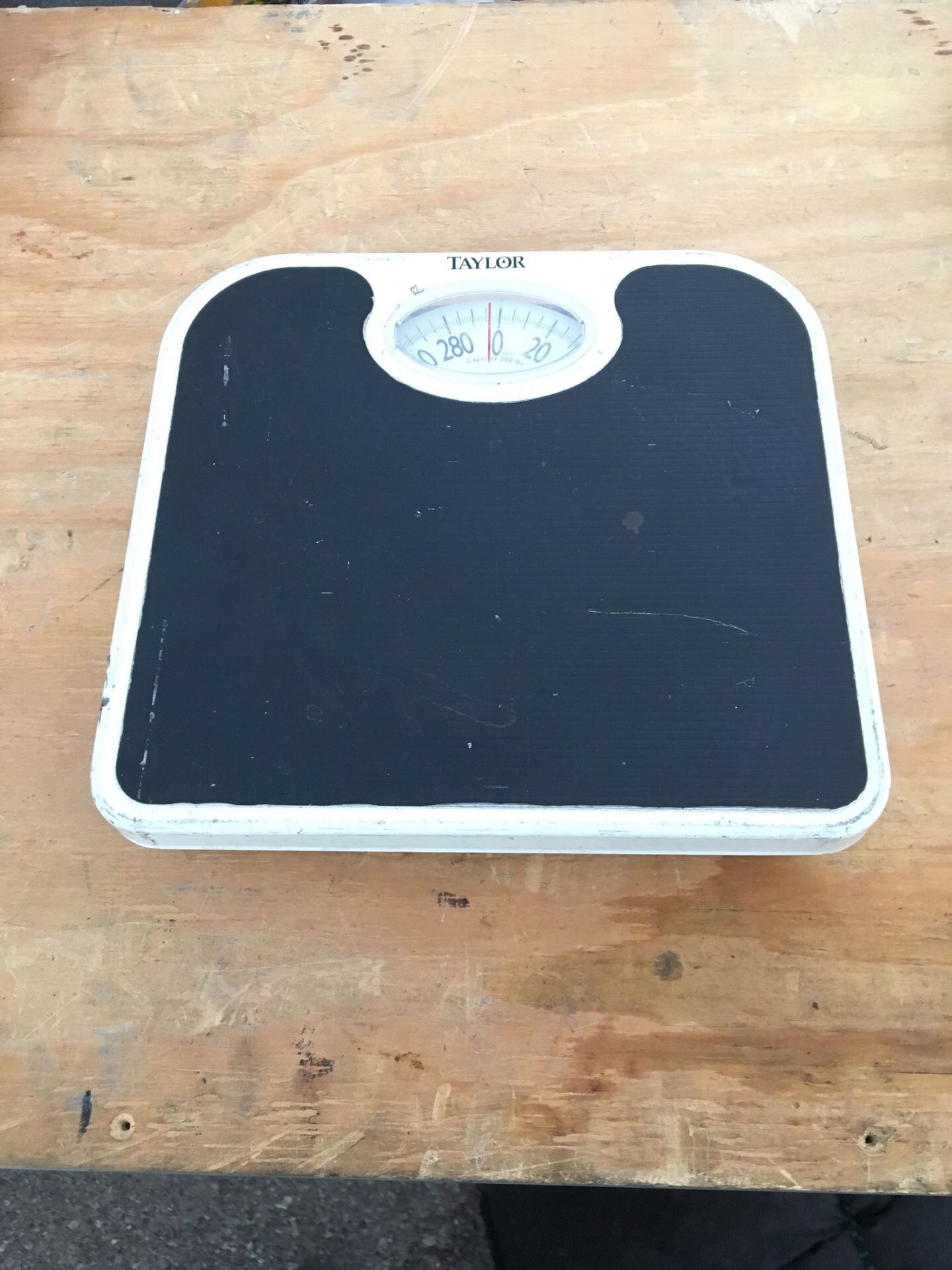 Taylor brand bathroom scale capacity 300 pounds. Works fine.