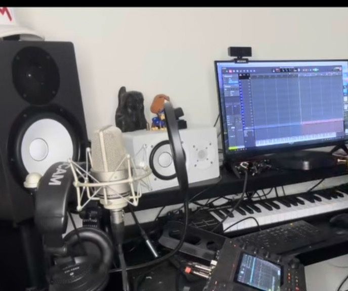 Studio Monitors Yamaha Hs8 And other Gear 