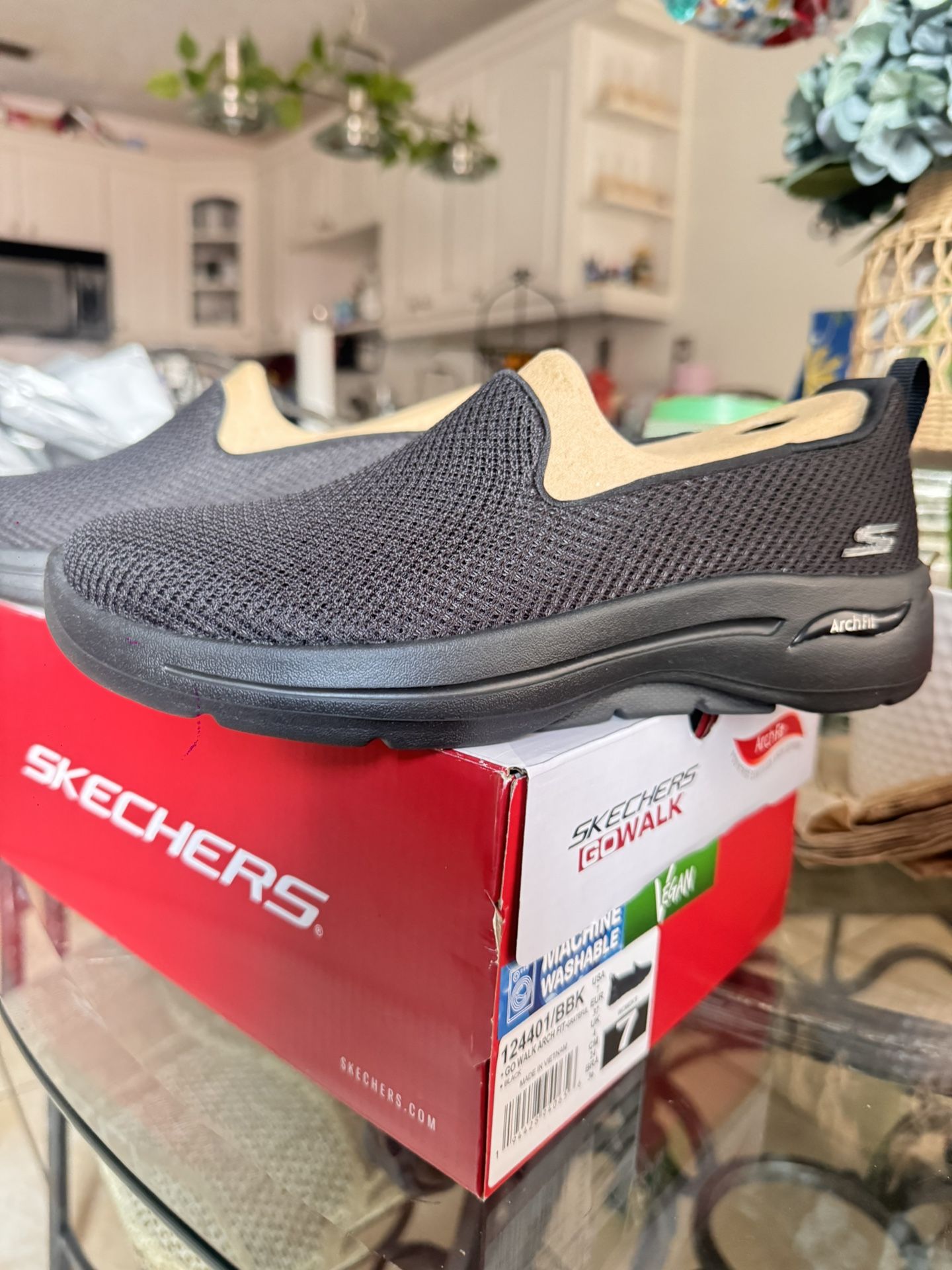 •Skechers Women’s 7 Black Slip On – Never Worn