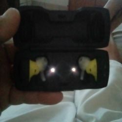 Bose Earbuds With Charger Like New 