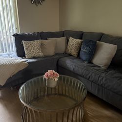 Living Room W Coffe Table And The Wall Clock. 👍🏻