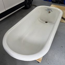 Vintage Cast Iron Claw Foot Bathtub In Good Condition