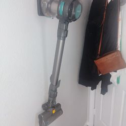 Cordless Vac with charger