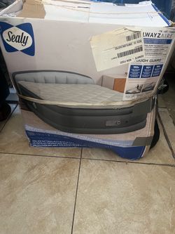 Colchón inflable nuevo, exacto y con cabecera perfectas. Condiciones nuevo cuesta $220. Yo lo estoy dando por $80
