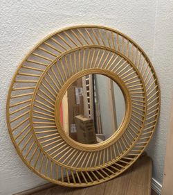 Round mirror