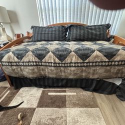 Twin daybed, Pop-up Trundle, 2 Mattresses And Linens
