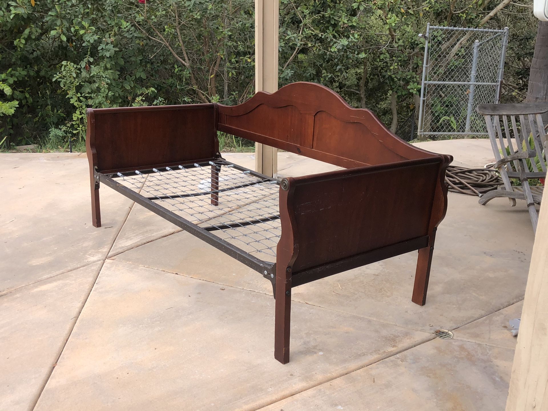 Vintage twin sleigh day bed