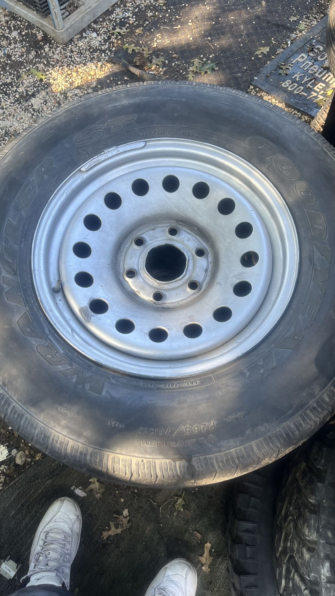 265/70/17 wheel  5 lug , tire no good 