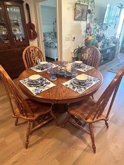 Farmhouse style round dinning table