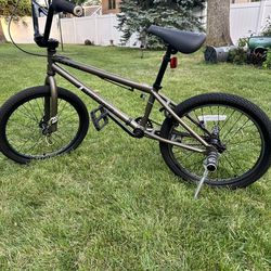 Vintage Haro Shredder BMX Bike 20x2.25 W/ Pegs, LED Lights, Kickstand, And Hidden GPS Tracker Device
