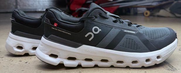 On Running Cloudrunner black white shoes