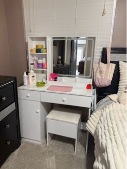 Makeup vanity