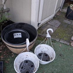 1 Large, 1 Medium, 2 Medium Hanging Baskets , 2 Small Pots