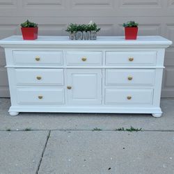 BROYHILL 7 DRAWERS & 2 SHELVES DRESSER IN WHITE COLOR AND GOLD KNOBS 70X20X34 GOOD CONDITIONS