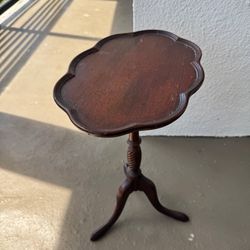 Colonial Revival antique tripod base mahogany candle stand/table made by Brandt, circa 1920. Dimensions: 10.5(D) x 14.5(W) x 20.5(H) in  Brandt furnit