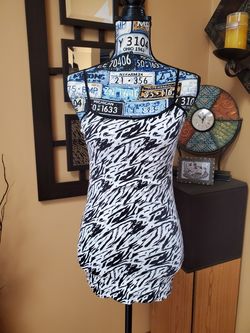 WET SEAL BLACK & WHITE TANK TOP!