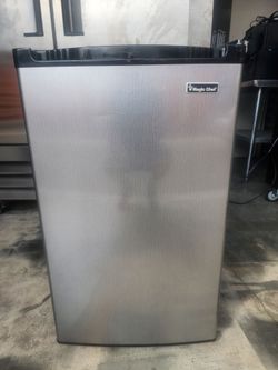 Magic Chef MCBR440S2 mini fridge