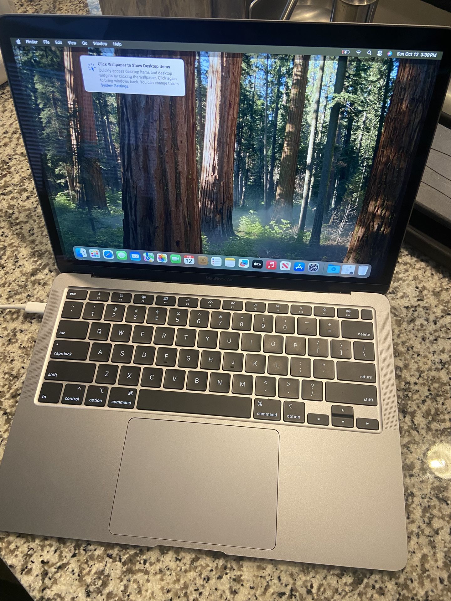 2020 Apple MacBook Air 13-inch Retina Display 8gb Ram 256 Gb Ssd. Very Nice . Works Great
