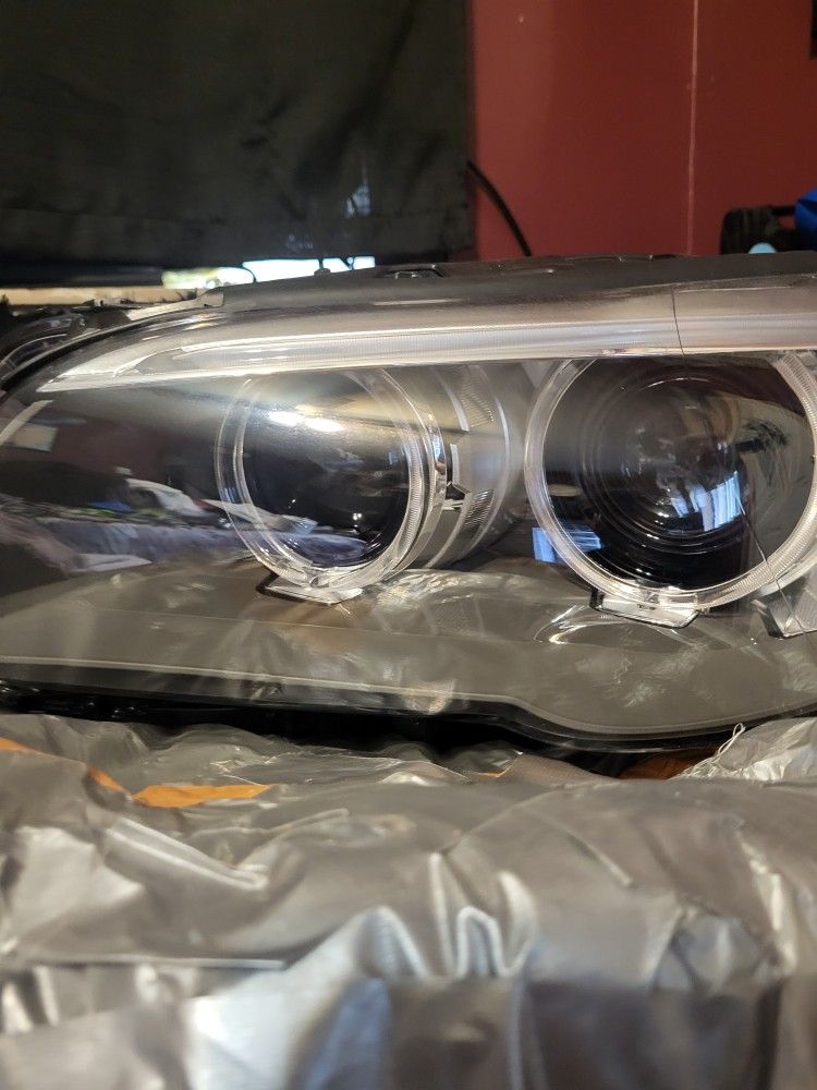 2014 BMW 528 i Driver Side Headlight 