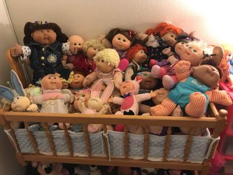 Cabbage patch kid lot. There are some of the original from 1982. Plus the cradle to go with it.