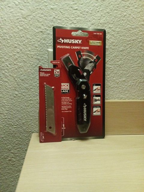 Husky Pivoting Carpet Knife & Blades