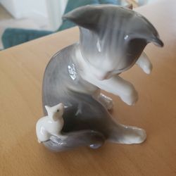Lladro Figurine #5236 Kitty Cat With Mouse On Tail