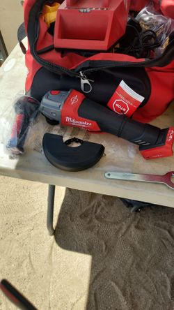 Milwaukee
M18 FUEL 18V Lithium-lon
Brushless Cordless 4-1/2 in./5
in. Braking Grinder With Paddle
Switch (Tool-Only)