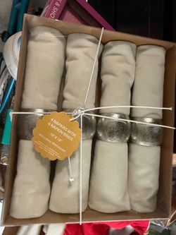 New 4-Piece Cloth Napkin Set with Silver Napkin Rings