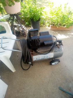 Good campbell hausfeld 11 gal air compressor comes with its hose works great no leaks