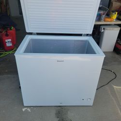 Hotpoint 9 Cubic Foot Chest Freezer