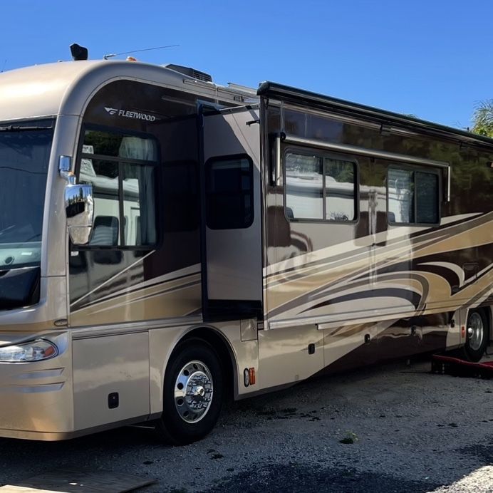 2007 Revolution Fleetwood LE Series 40  RV 