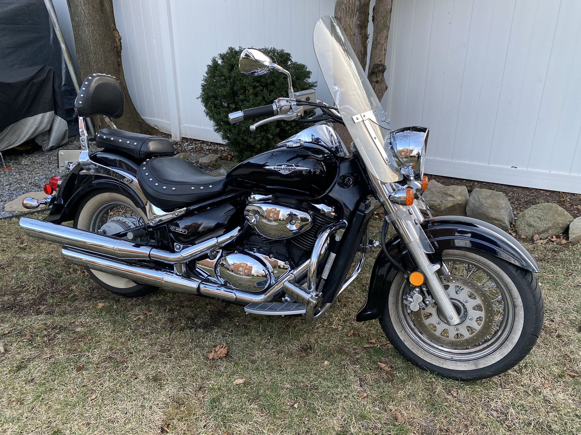 2005 suzuki boulevard c50t with 27,370 miles, clean title !