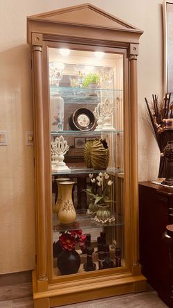 Ethan Allen Curio with 4 glass shelves