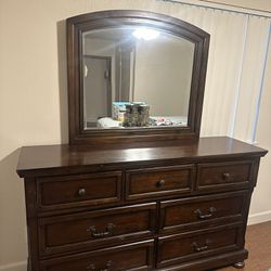Dresser W/mirror