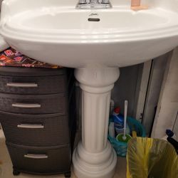 2-Bathroom Sinks +1-toilet And 1-Mirror 