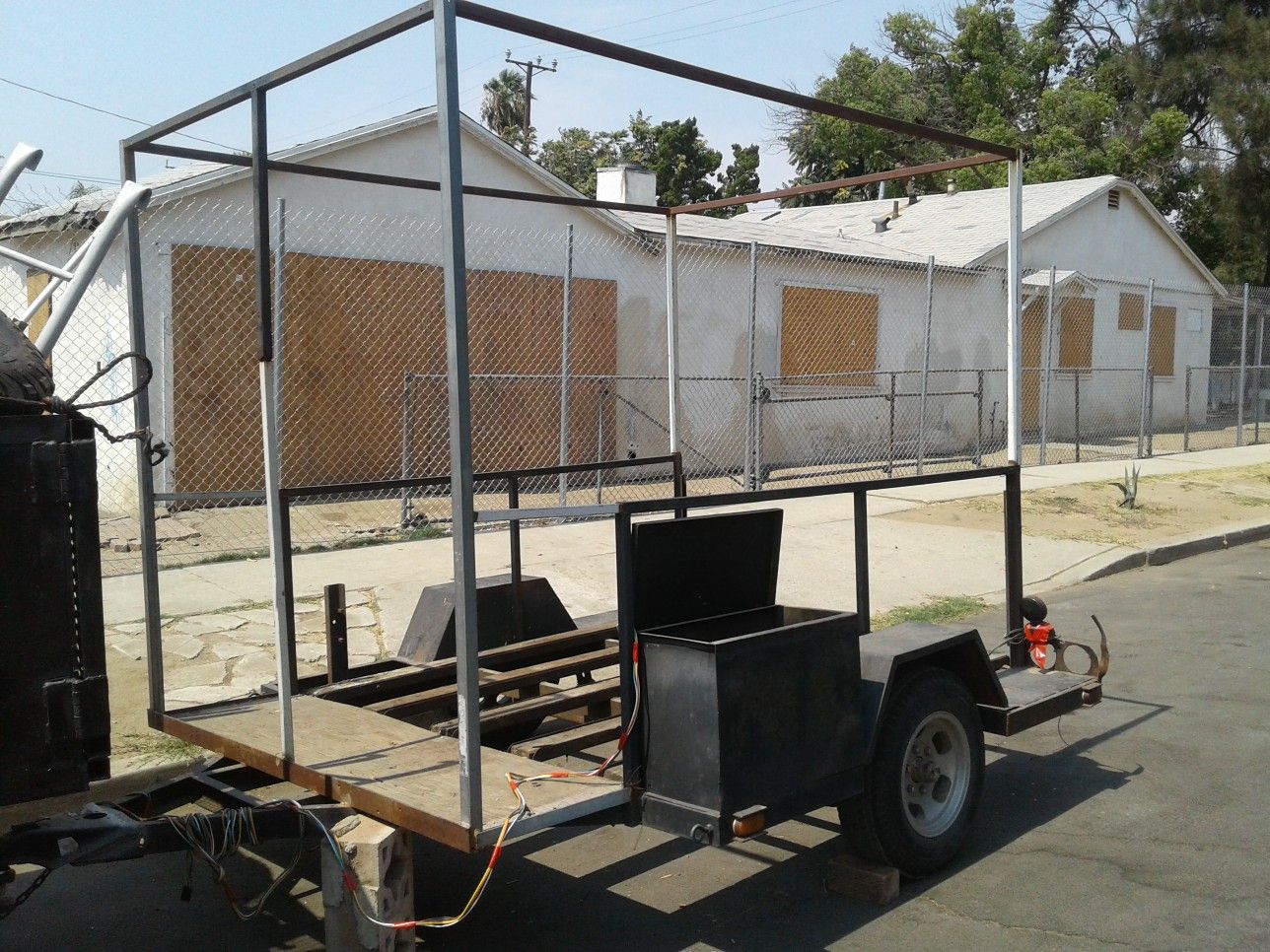 trailer with metal rack frame. traila con marco de hierro