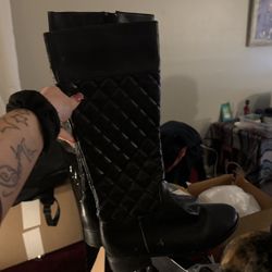 5$ Never Worn Size 7 Women’s 